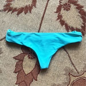Stone Fox Swim Bikini Bottoms in aqua.
Size XS